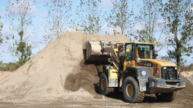 Chargeuse de sable en action