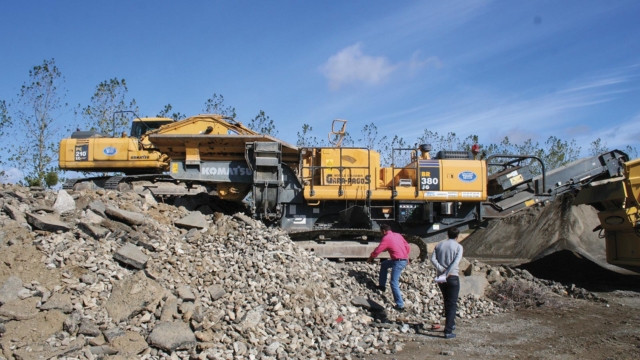 Ouvriers sur plateforme de valorisation des déchets de chantier