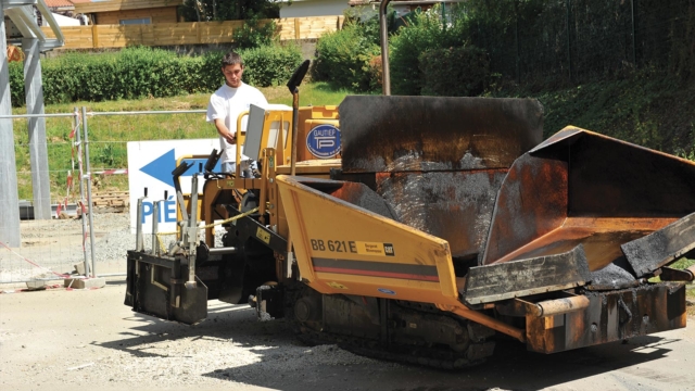 Finisseur d'enrobé en action