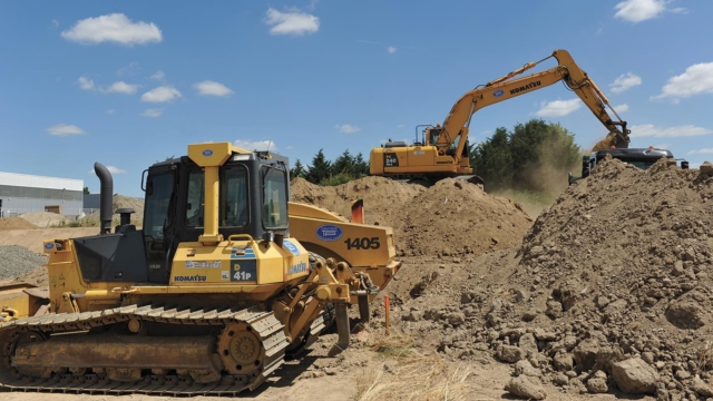 Machine de terrassement en action